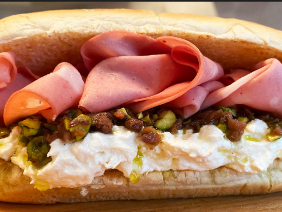 Panino mit Mortadella und Stracciatella